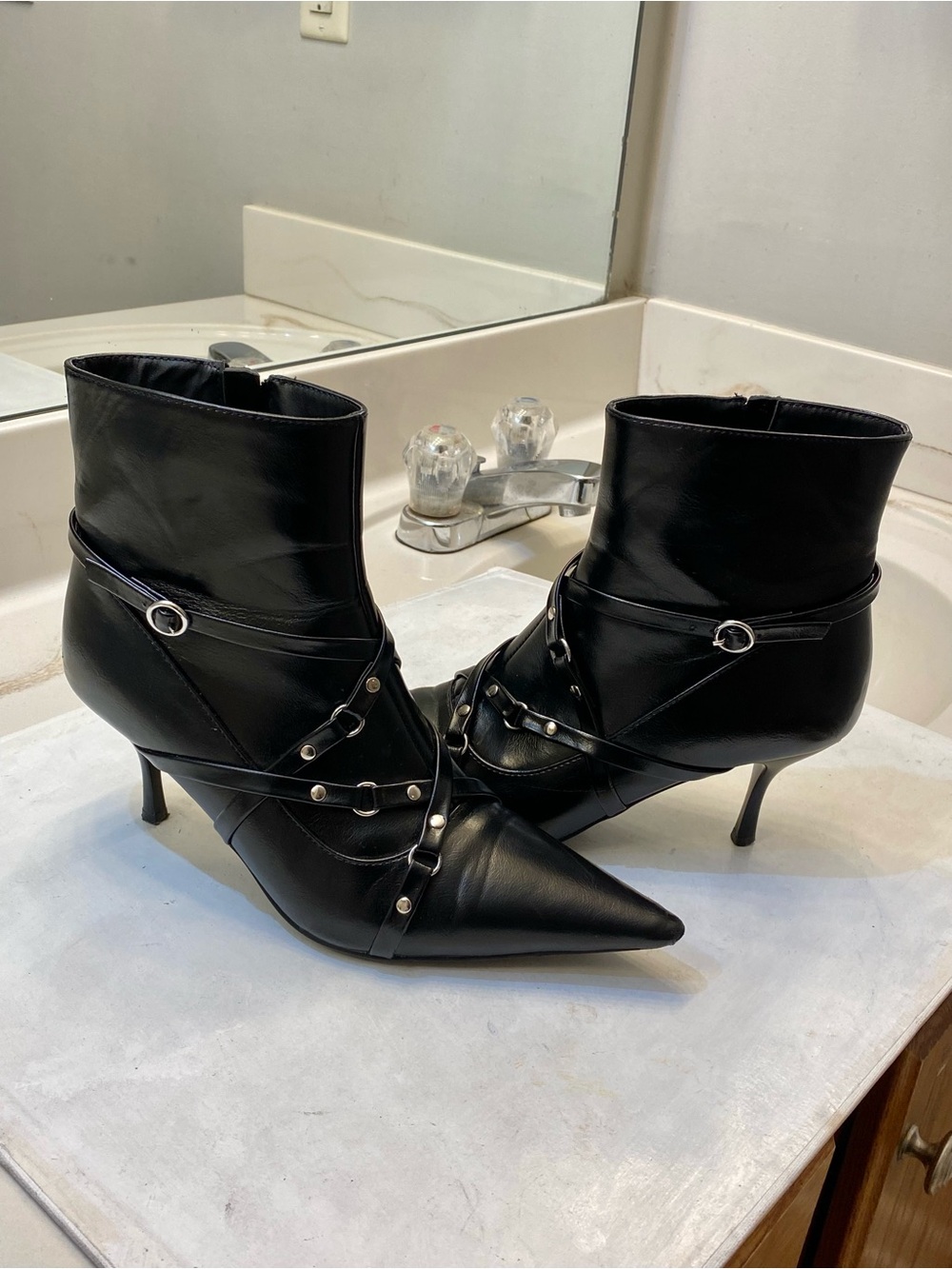 Azalea Wang Purnima women ankles boot, Size 7.5 M good condition clean interior